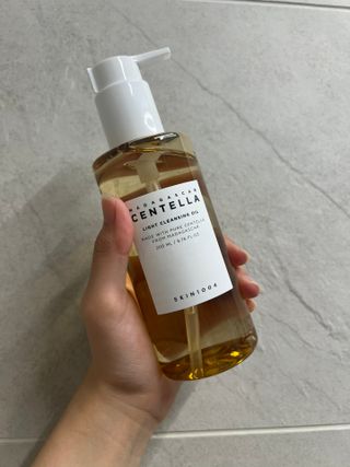 스킨1004 [SKIN1004] 마다가스카르 센텔라 라이트 클렌징 오일 200ml — 3.5점을 준 리뷰어가 2024년 8월 올린 사용 사진