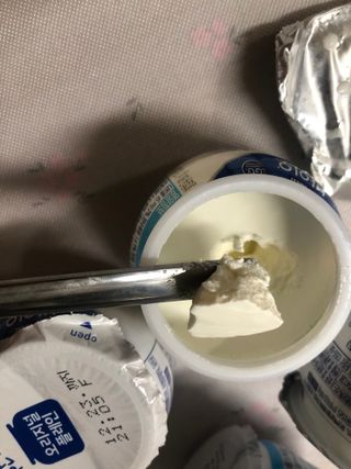 매일바이오 그릭요거트 오리지널 플레인 4개, 로스터리 커피믹스 4개 — 5점을 준 리뷰어가 2021년 12월 올린 사용 사진