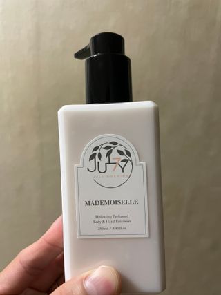 줄라이 모닝 _ JULY MORNING 줄라이모닝 하이드레이팅 퍼퓸드 바디앤핸드 에멀젼 — 5점을 준 리뷰어가 2021년 8월 올린 사용 사진