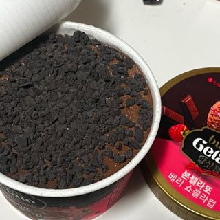 롯데제과 본젤라또 비스킷&바닐라카라멜바, 본젤라또 베리쇼콜라컵 — 3.5점을 준 리뷰어가 2021년 12월 올린 사용 사진