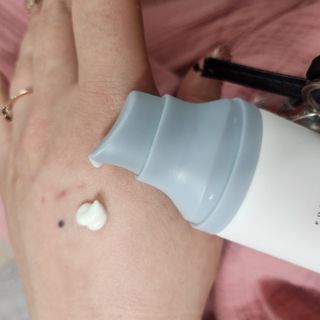 [스킨1004] 마다가스카르 센텔라 히알루-시카 워터핏 선세럼 50ml — 5점을 준 리뷰어가 2024년 5월 올린 사용 사진