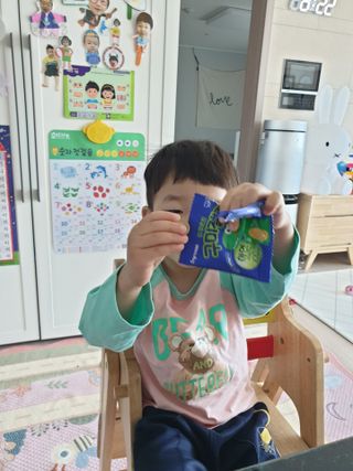 브이푸드 야쿠르트 구미젤리 — 5점을 준 리뷰어가 2021년 4월 올린 사용 사진