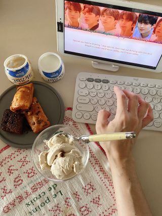 매일바이오 그릭요거트 오리지널 플레인 4개, 로스터리 커피믹스 4개 — 5점을 준 리뷰어가 2021년 12월 올린 사용 사진