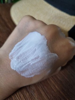 틱톡 [후르디아] 백탁NO! 화잘먹 수분광 선 에센스✨ — 5점을 준 리뷰어가 2023년 6월 올린 사용 사진