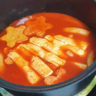 빨간키트 떡볶이 밀키트 2~3인분 매운맛 국물 떡볶이 만들기 쉬운 황금 레시피 분말 소스로 간편한 요리 — 5점을 준 리뷰어가 2021년 10월 올린 사용 사진