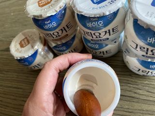 매일바이오 그릭요거트 오리지널 플레인 4개, 로스터리 커피믹스 4개 — 4점을 준 리뷰어가 2021년 12월 올린 사용 사진