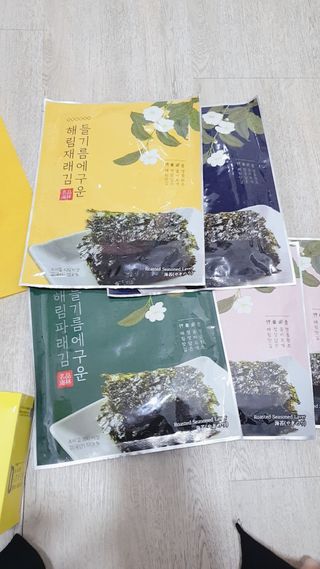 [해림맛김] 들기름에 구운 바삭바삭 김 4종 세트 + 1종 랜덤발송 총5개입 — 5점을 준 리뷰어가 2021년 2월 올린 사용 사진