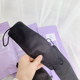 위케어 KF94 마스크 숨쉬기편한 귀안아픈마스크 국산원부자재 사용 식약처 승인 마스크 — 5점을 준 리뷰어가 2021년 4월 올린 사용 사진