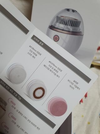 디하우트 랩 디하우트랩 클렌징 피부관리기 진동클렌저 실리콘+2종 인조모 브러시 — 5점을 준 리뷰어가 2021년 11월 올린 사용 사진