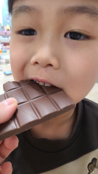 당류2g 자일리톨로 단맛을낸 슈카 퓨어비건 무설탕초콜릿 Xucker vegan 2개입 — 5점을 준 리뷰어가 2021년 4월 올린 사용 사진