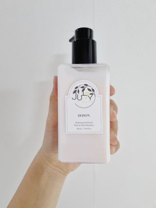 줄라이 모닝 _ JULY MORNING 줄라이모닝 하이드레이팅 퍼퓸드 바디앤핸드 에멀젼 — 5점을 준 리뷰어가 2022년 3월 올린 사용 사진