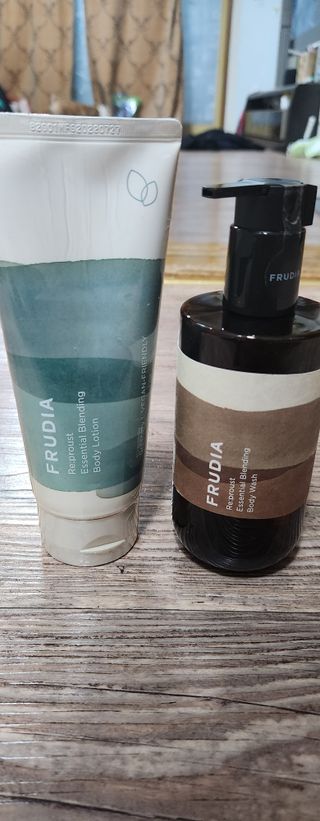 틱톡 [후르디아] 올리브영 아로마 비건 바디워시1종+바디로션1종 (그리너리) — 5점을 준 리뷰어가 2022년 12월 올린 사용 사진