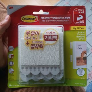 [3M 코맨드] 무타공 못없이 액자걸이 부착 테이프 혼합팩 16종 기획세트 — 5점을 준 리뷰어가 2024년 5월 올린 사용 사진