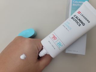리더스코스메틱 리더스 카밍 바이오틱스 선 에센스 SPF 50+ PA++++ — 5점을 준 리뷰어가 2022년 8월 올린 사용 사진