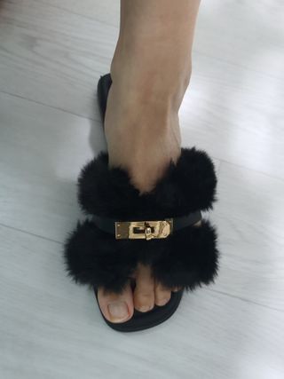 소담스퀘어 상암 쌍형컴퍼니 복슬복슬 포근한 털슬리퍼 — 3점을 준 리뷰어가 2022년 12월 올린 사용 사진