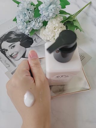 줄라이 모닝 _ JULY MORNING 줄라이모닝 하이드레이팅 퍼퓸드 바디앤핸드 에멀젼 — 5점을 준 리뷰어가 2021년 9월 올린 사용 사진