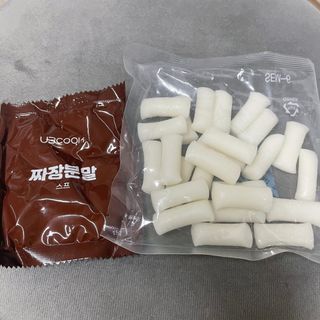 유비쿡 컵떡볶이 매운컵떡볶이2개/ 짜장컵떡볶이 2개  총 4개세트 — 5점을 준 리뷰어가 2021년 3월 올린 사용 사진