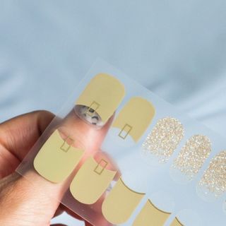[네일가게] 햇빛에 닿으면 색이 변하는 신기한 햇살 반전 네일스티커_B — 5점을 준 리뷰어가 2021년 8월 올린 사용 사진