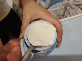매일바이오 그릭요거트 오리지널 플레인 4개, 로스터리 커피믹스 4개 — 3.5점을 준 리뷰어가 2021년 12월 올린 사용 사진