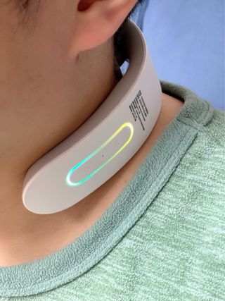 멜리언스 목 마사지기 — 5점을 준 리뷰어가 2022년 2월 올린 사용 사진