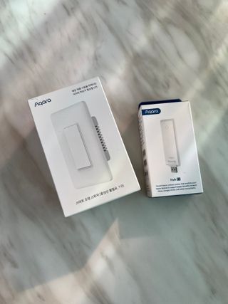 아카라 조명 스위치를 누워서 끄는 방법 (스마트 조명 스위치 2구 + 무선 리모트 스위치 1구 T1, 스마트 허브 E1) — 5점을 준 리뷰어가 2022년 1월 올린 사용 사진