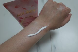 홀리키 체리 블러썸 화이트닝 바디 선 로션 — 5점을 준 리뷰어가 2023년 6월 올린 사용 사진