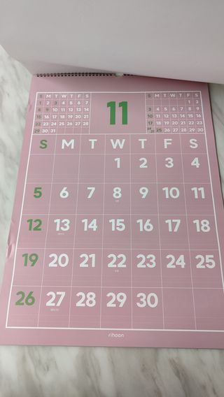 리훈 2024년 레트로 달력 벽달력 + 탁상달력 — 3점을 준 리뷰어가 2023년 9월 올린 사용 사진