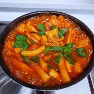 빨간키트 떡볶이 밀키트 2~3인분 매운맛 국물 떡볶이 만들기 쉬운 황금 레시피 분말 소스로 간편한 요리 — 5점을 준 리뷰어가 2021년 10월 올린 사용 사진