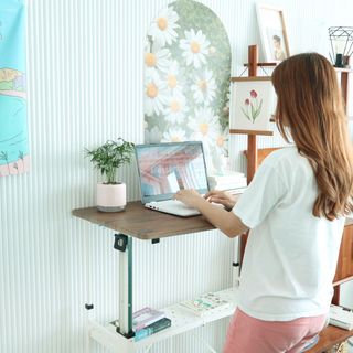 올맘 폴딩 모션테이블 6단계 높낮이조절 아이보리/다크브라운 — 5점을 준 리뷰어가 2021년 9월 올린 사용 사진