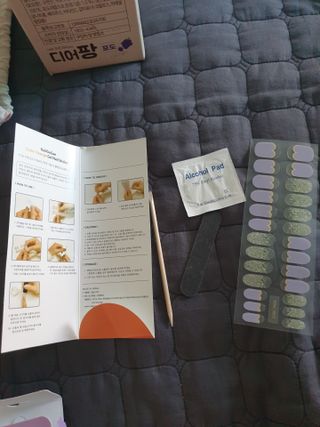 [네일가게] 햇빛에 닿으면 색이 변하는 신기한 햇살 반전 네일스티커 — 5점을 준 리뷰어가 2021년 8월 올린 사용 사진