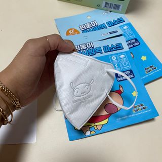 [숨그림]  덴탈마스크 짱구 우리아이 그리고 내가 쓰는 믿을수있는 케릭터 마스크  16종 — 4.5점을 준 리뷰어가 2021년 10월 올린 사용 사진