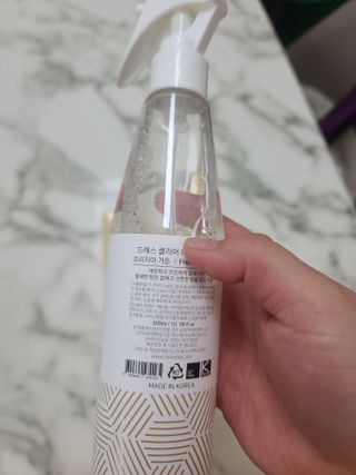 [엠메이데이] 드레스클리어 퍼퓸 스프레이 300ml 프리지아 가든향+프리지아 파출리향 — 4.5점을 준 리뷰어가 2021년 12월 올린 사용 사진