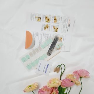 [네일가게] 햇빛에 닿으면 색이 변하는 신기한 햇살 반전 네일스티커 — 3점을 준 리뷰어가 2021년 8월 올린 사용 사진