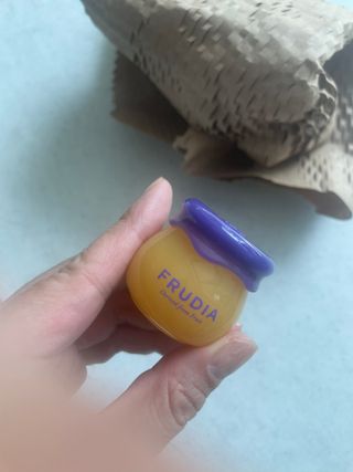 틱톡 [후르디아] 튼입술해결템 올리브영 블루베리 하이드레이팅 허니 립밤 — 5점을 준 리뷰어가 2024년 3월 올린 사용 사진