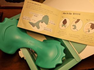 힐니스북 [힐마이넥]   거북목 통증완화를 위한 휴대용 목 안마기 — 5점을 준 리뷰어가 2022년 12월 올린 사용 사진