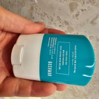 부쉬맨 워터프루프 서핑 선스틱 16g SPF50+ PA++++ — 5점을 준 리뷰어가 2023년 4월 올린 사용 사진