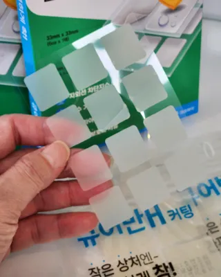[큐어반H 커팅] 간편하게 떼서 쓰는 자외선차단 습윤밴드 (1팩/30매입) — 5점을 준 리뷰어가 2022년 11월 올린 사용 사진
