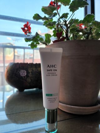 [AHC] 세이프온 에센스 선크림 올리브영 스페셜 증정 기획세트 — 5점을 준 리뷰어가 2022년 6월 올린 사용 사진