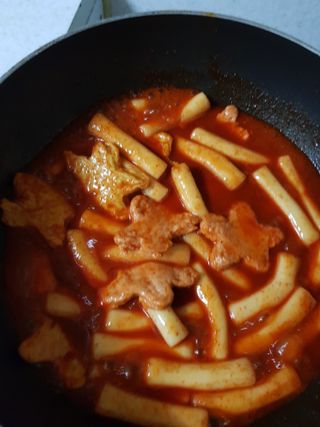 빨간키트 떡볶이 밀키트 2~3인분 매운맛 국물 떡볶이 만들기 쉬운 황금 레시피 분말 소스로 간편한 요리 — 4점을 준 리뷰어가 2021년 10월 올린 사용 사진