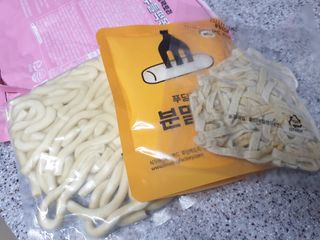 [푸딩팩토리] 로제누들떡볶이 500g / 까르보나라크림누들떡볶이 500g — 3.5점을 준 리뷰어가 2022년 7월 올린 사용 사진
