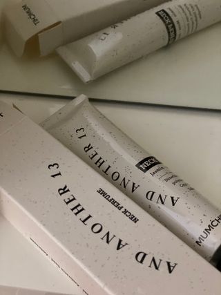 멈칫(MUMCHIT) 넥퍼퓸 NECKPERFUME 2가지 향 — 5점을 준 리뷰어가 2021년 11월 올린 사용 사진