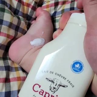 카프리나 산양밀크 모이스춰라이징 바디로션 350ml(오리지널향) — 3점을 준 리뷰어가 2023년 4월 올린 사용 사진