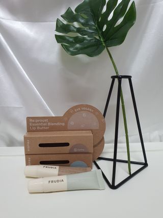 [후르디아] 올리브영 착한보습 비건 립버터 2종 — 5점을 준 리뷰어가 2022년 12월 올린 사용 사진