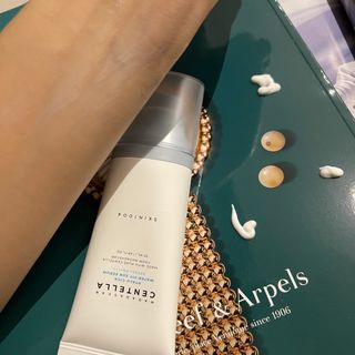 [스킨1004] 마다가스카르 센텔라 히알루-시카 워터핏 선세럼 50ml — 5점을 준 리뷰어가 2024년 5월 올린 사용 사진