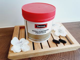 Swisse 스위스 고함량 프로폴리스 2,000mg 210정 — 4점을 준 리뷰어가 2021년 11월 올린 사용 사진