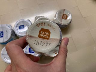 매일바이오 그릭요거트 오리지널 플레인 4개, 로스터리 커피믹스 4개 — 5점을 준 리뷰어가 2021년 12월 올린 사용 사진