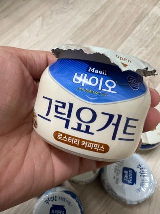 매일바이오 그릭요거트 오리지널 플레인 4개, 로스터리 커피믹스 4개 — 5점을 준 리뷰어가 2021년 12월 올린 사용 사진