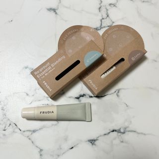 [후르디아] 올리브영 착한보습 비건 립버터 2종 — 4점을 준 리뷰어가 2023년 1월 올린 사용 사진
