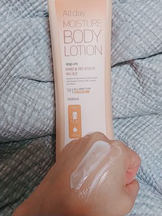 [과일나라] 바세린 모이스처 바디로션 1000ml 2종 — 5점을 준 리뷰어가 2021년 10월 올린 사용 사진