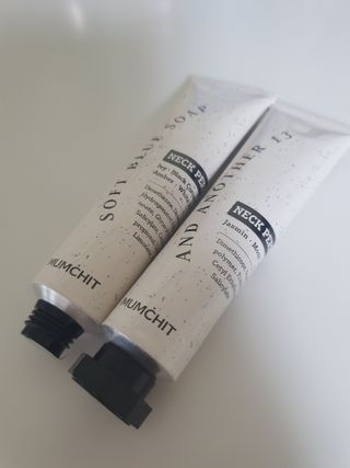 멈칫(MUMCHIT) 넥퍼퓸 NECKPERFUME 2가지 향 — 5점을 준 리뷰어가 2021년 12월 올린 사용 사진